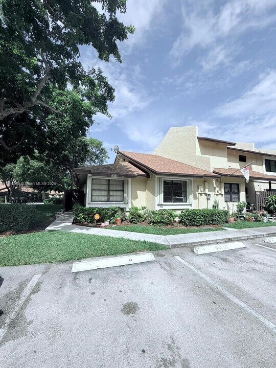 150 SW 97th Ave in Pembroke Pines, FL - Foto de edificio