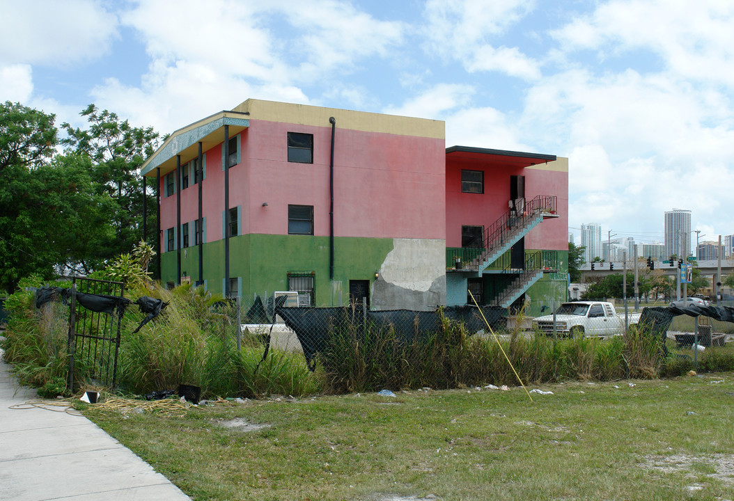 925 NW 2nd Ct in Miami, FL - Building Photo