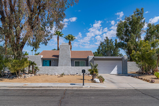 988 E El Conquistador in Palm Springs, CA - Building Photo - Building Photo