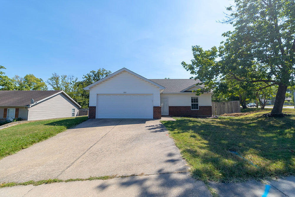 1800 McAlester St in Columbia, MO - Building Photo