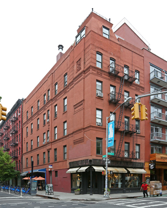 242 Mott St in New York, NY - Foto de edificio