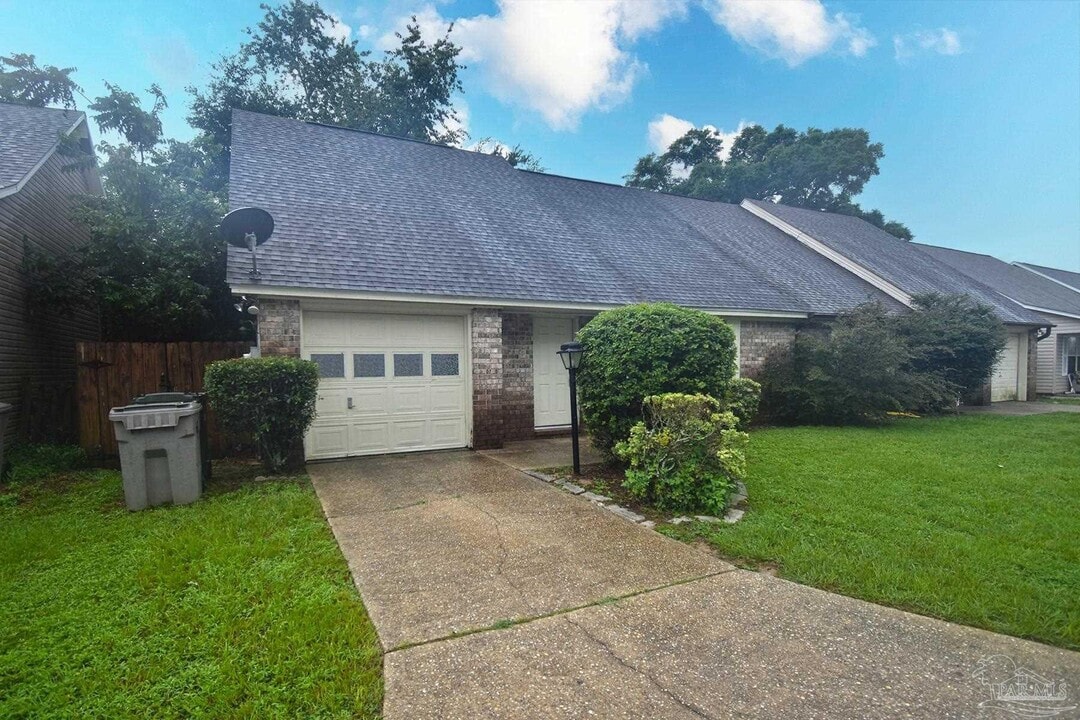 7061 Heather Oaks Dr in Pensacola, FL - Building Photo