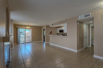 7570 W Flamingo Rd in Las Vegas, NV - Foto de edificio - Building Photo