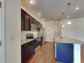 27327 St Andrews Ave in Wesley Chapel, FL - Foto de edificio - Building Photo