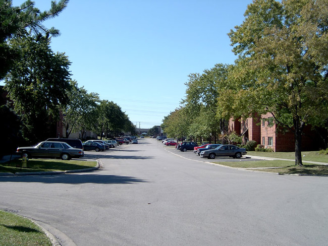 Victoria Hills Apartments in Mount Prospect, IL - Building Photo - Building Photo