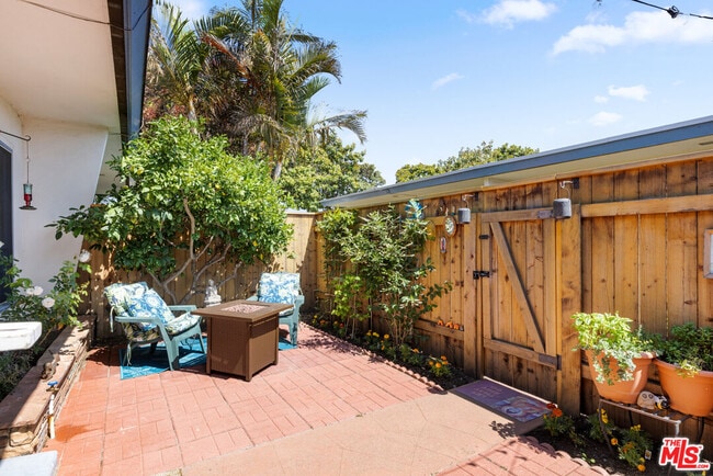 1621 Centinela Ave in Santa Monica, CA - Building Photo - Building Photo