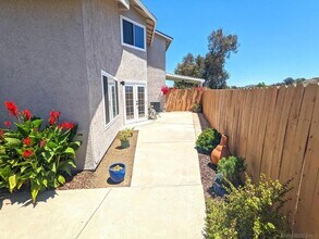 343 Rolling Hills Ln in San Marcos, CA - Building Photo - Building Photo