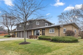 537-541 N Edgelawn Dr, Unit 539 in Aurora, IL - Building Photo - Building Photo