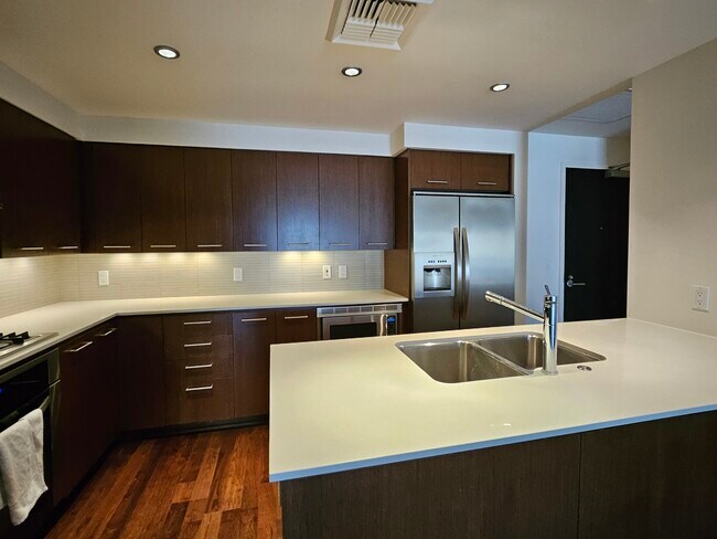 1310 NW Naito Pky, Unit 705 in Portland, OR - Foto de edificio - Building Photo