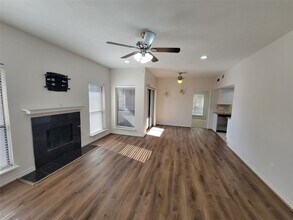 2025 Augusta Dr, Unit 303 in Houston, TX - Building Photo - Building Photo