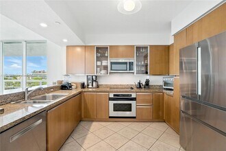 10 Venetian Way, Unit 604 in Miami Beach, FL - Building Photo - Building Photo