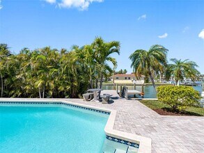 562 Johns Pass Ave in Madeira Beach, FL - Building Photo - Building Photo