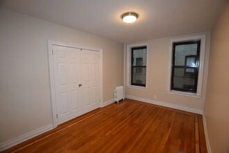 25-10 31st Ave, Unit #1F in Queens, NY - Foto de edificio - Building Photo