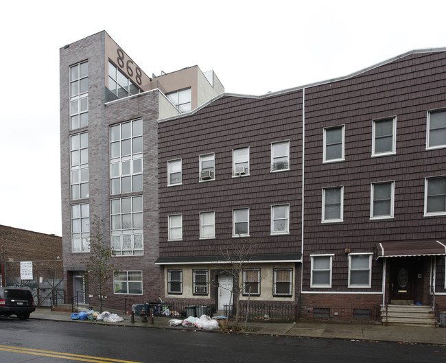 864 Metropolitan Avenue in Brooklyn, NY - Building Photo - Building Photo