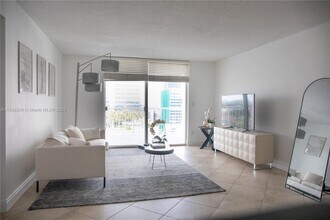 1420 Brickell Bay Dr in Miami, FL - Building Photo - Building Photo