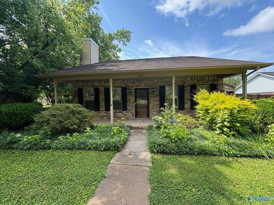 224 Lily Flagg Rd SE in Huntsville, AL - Building Photo