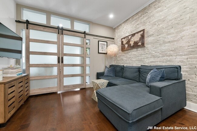 27 Swallow St, Unit #2 in Boston, MA - Foto de edificio - Building Photo