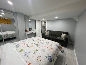 11 Queen St S in Mississauga, ON - Building Photo - Building Photo