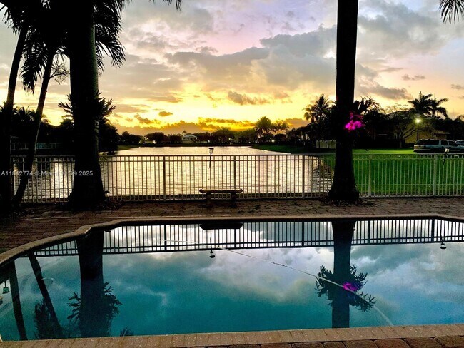 6913 SW 163rd Pl in Miami, FL - Foto de edificio - Building Photo