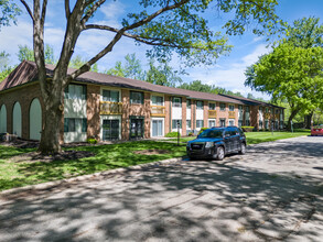 Woodhaven Oaks in Fort Wayne, IN - Building Photo - Building Photo