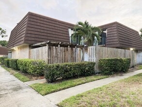 2311 23rd Ln in Palm Beach Gardens, FL - Building Photo - Building Photo