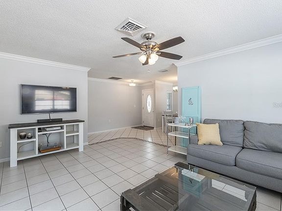 1590 Dinnerbell Ln E in Dunedin, FL - Building Photo - Building Photo