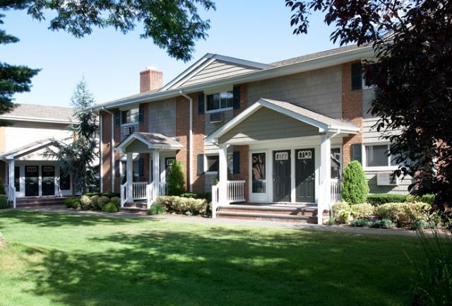 100 Friendly Ct in Babylon, NY - Building Photo - Building Photo