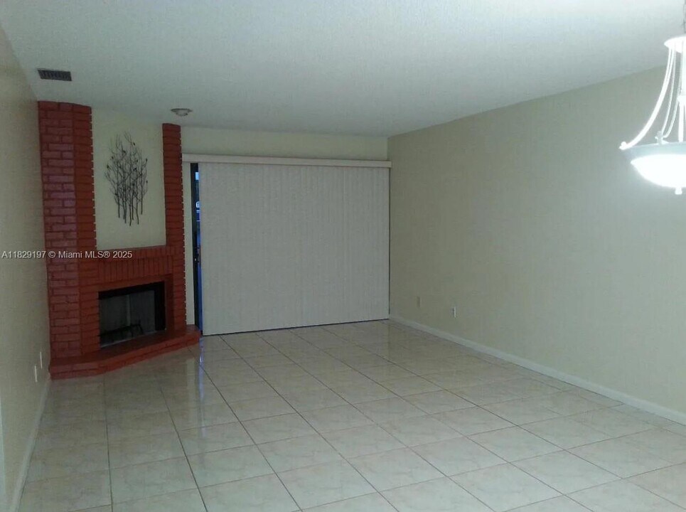 200 Crosswinds Dr in Greenacres, FL - Building Photo