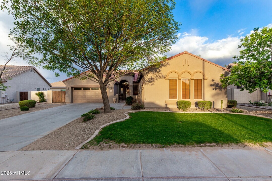 6973 S Roger Way in Chandler, AZ - Building Photo