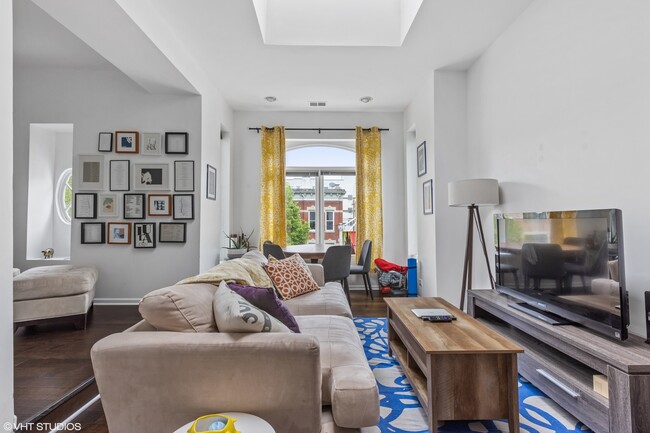 2042 W Crystal St in Chicago, IL - Building Photo - Building Photo