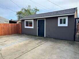 714A Pleasant St in Roseville, CA - Building Photo