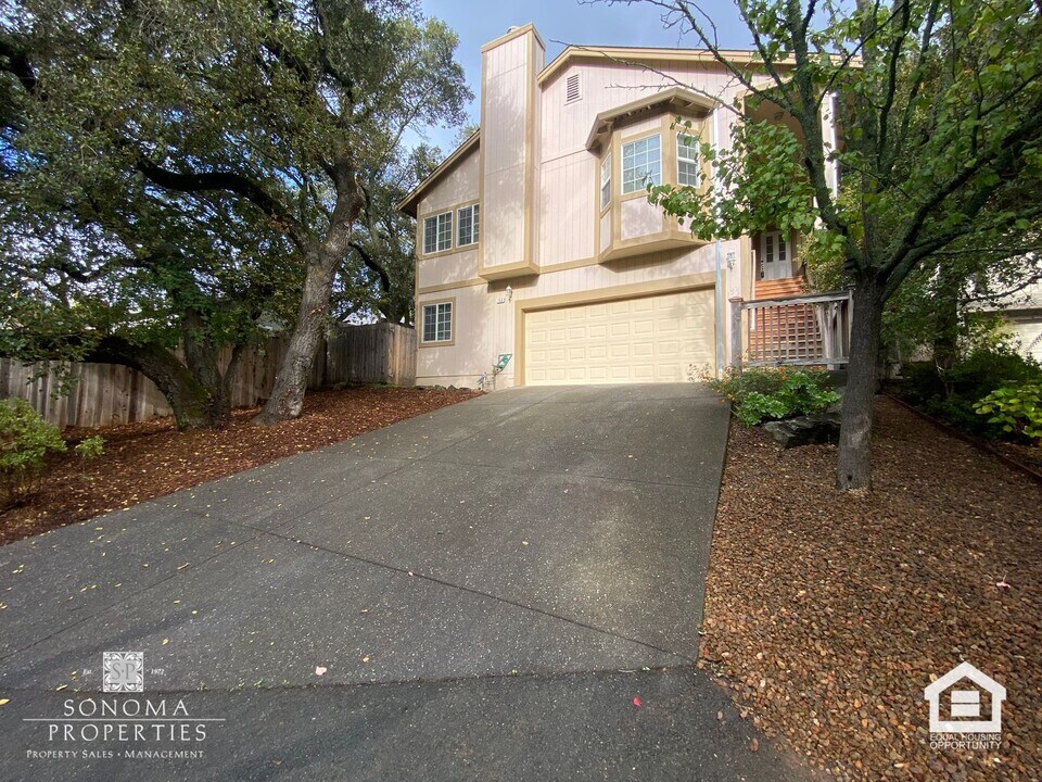 153 Theodor Ln in Sonoma, CA - Building Photo