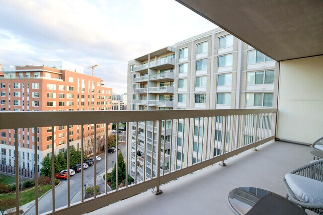 1600 S Eads St in Arlington, VA - Foto de edificio - Building Photo