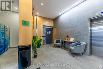 100 Bond St E in Oshawa, ON - Building Photo - Building Photo