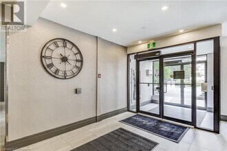 1270 Maple Crossing Blvd in Burlington, ON - Building Photo - Building Photo