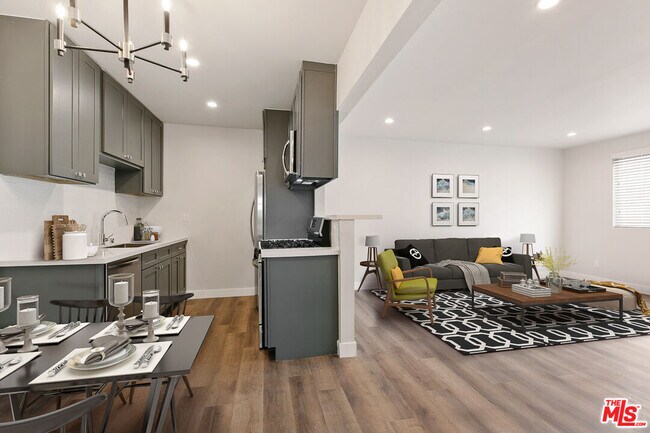 2401 S Sycamore Ave in Los Angeles, CA - Building Photo - Building Photo