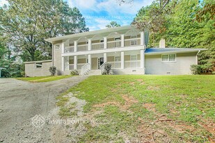 5850 Whispering Pines Cir SW in Mableton, GA - Building Photo