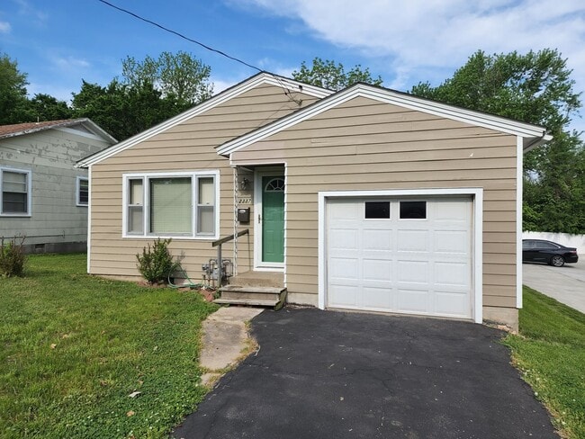 2337 N Delaware Ave in Springfield, MO - Building Photo - Building Photo