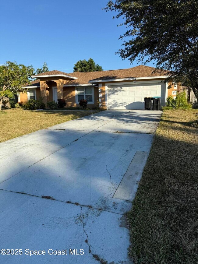 767 Altona St NW in Palm Bay, FL - Building Photo - Building Photo