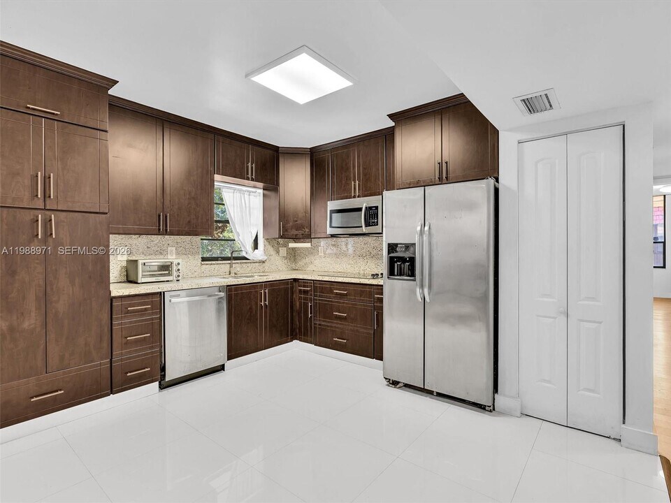 770 NE 199th St in Miami, FL - Building Photo