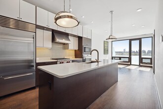 9 Somerset Ln in Edgewater, NJ - Building Photo - Building Photo
