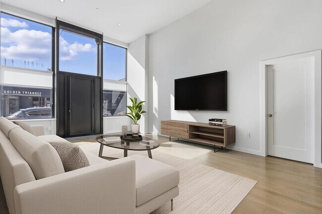 2034 W Grand Ave, Unit 1 in Chicago, IL - Building Photo - Building Photo