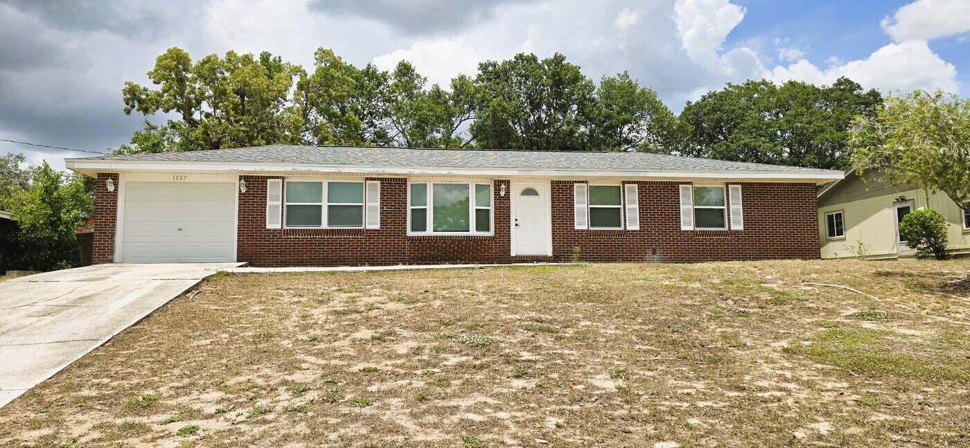 1007 Highview Dr in Lake Wales, FL - Building Photo