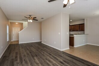 1048 Seminole Sky Dr in Ruskin, FL - Foto de edificio - Building Photo