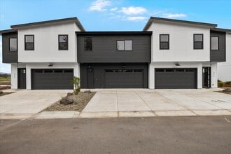 315 Talons Dr in Eagle Point, OR - Building Photo - Building Photo