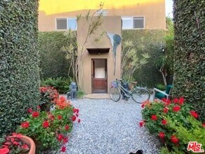 516 Sunset Ave in Los Angeles, CA - Building Photo - Building Photo