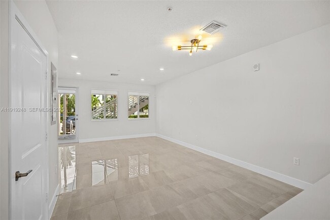 10270 NW 66th St in Doral, FL - Building Photo - Building Photo