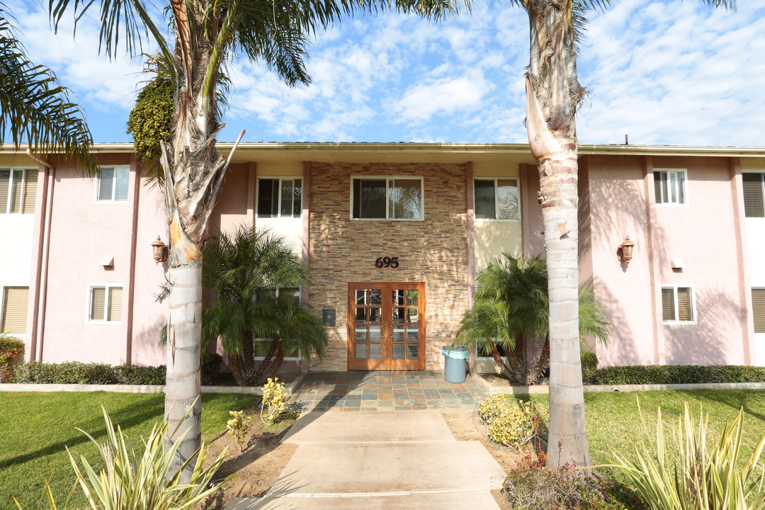 Las Palmas Condos in Chula Vista, CA - Building Photo