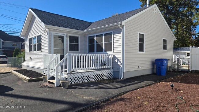 2 Pine Crest Dr in Toms River, NJ - Building Photo - Building Photo