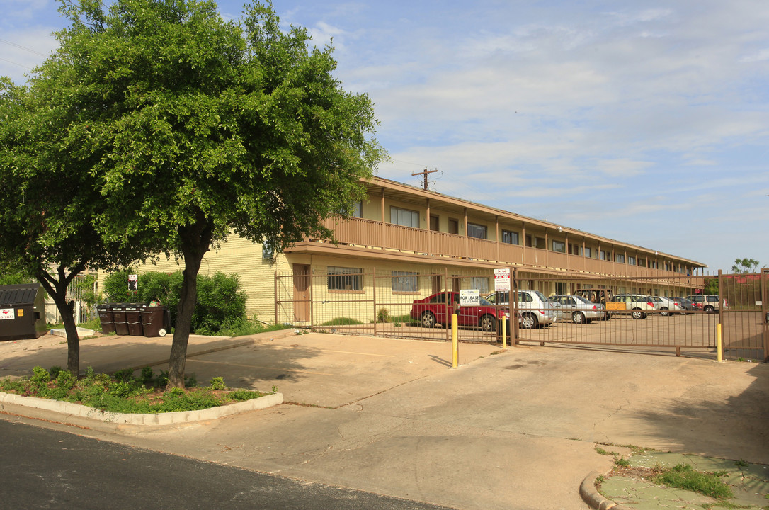 Bamboo Court Apartments in Austin, TX - Foto de edificio